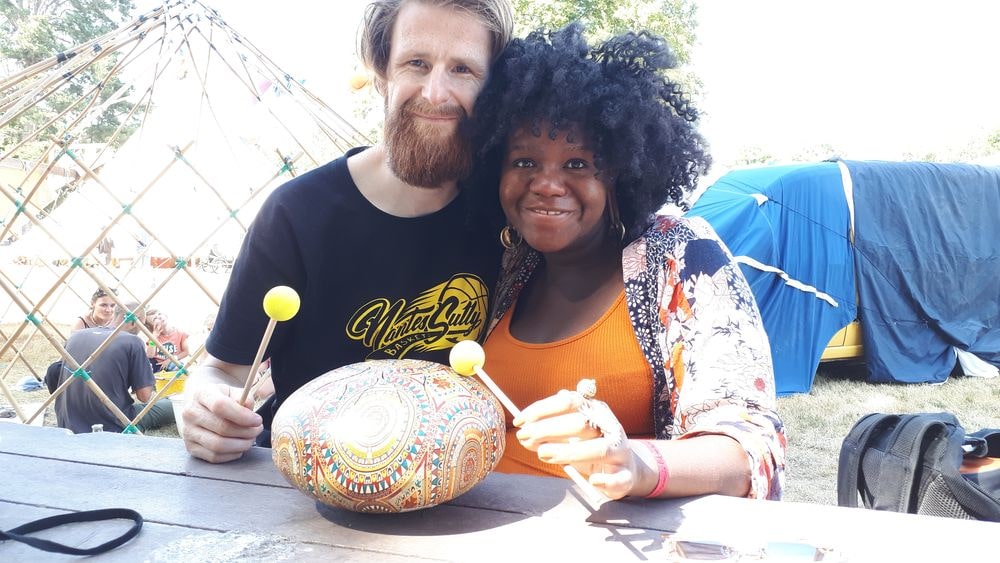 Marc et Edna devant le hang